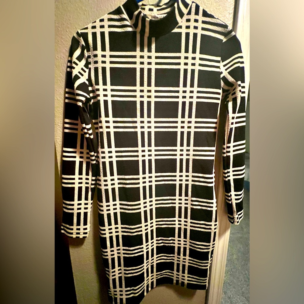 SHEIN Super Cute dress!! This dress is super soft and stretchy. 🖤☑️